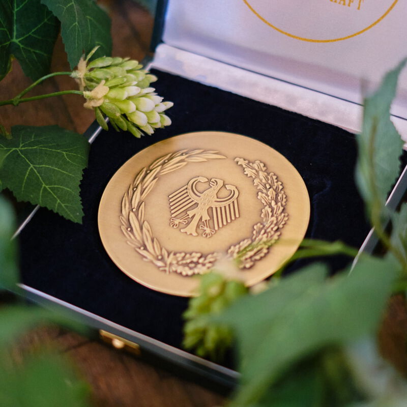 Der Bundesehrenpreis ist die höchste Ehrung der deutschen Ernährungswirtschaft. Grundlage der Auszeichnung ist die Qualitätsprüfung für Bier der Deutschen Landwirtschafts- Gesellschaft (DLG). (Foto: PR)