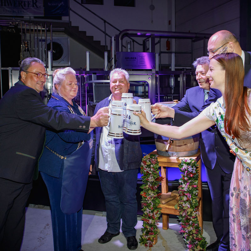 Traditionell wurde dieser Höhepunkt im Braujahr mit einem zünftigen Bockbieranstich begangen, mit Partnern, Freunden und Mitarbeitern der Brauerei sowie mit prominenten Gästen.